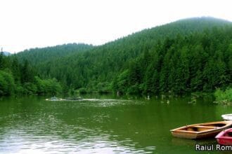 🌲 Lacul Roșu – legenda muntelui scufundat din Harghita 🌊
