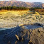 Vulcanii Noroioși – spectacolul natural unic din Buzău 🌋