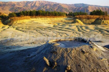 Vulcanii Noroioși – spectacolul natural unic din Buzău 🌋
