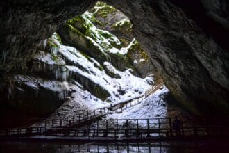 Ghețarul de la Scărișoara – inima de gheață a Apusenilor ❄️