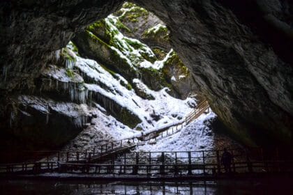 Ghețarul de la Scărișoara – inima de gheață a Apusenilor ❄️